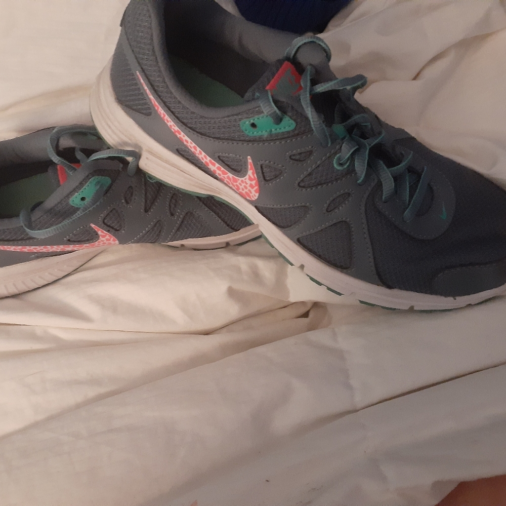 EUC Nike Revolution shoes size 10